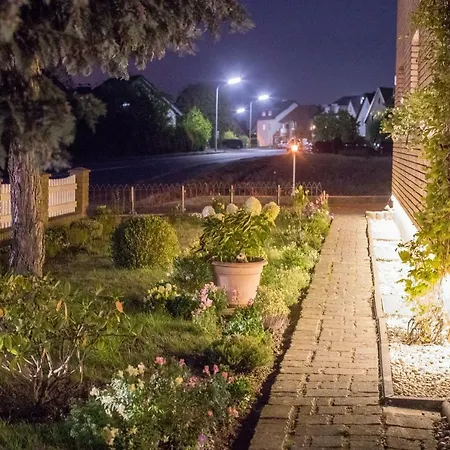 - In Der Naehe Phantasialand Bruehl Und Palmenparadies Therme Euskirchen *